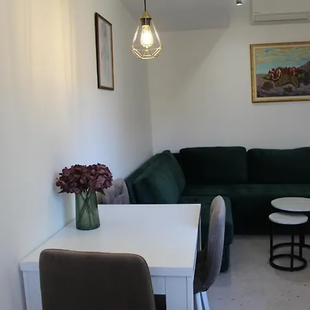 Collis Apartament *